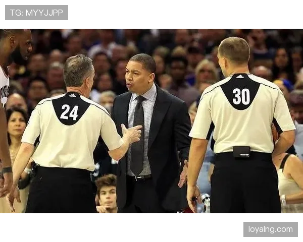 裁判手势规则是什么意思?详解NBA与FIBA常见判罚手势标准及适用场景 裁判手势规则是什么意思?详解NBA与FIBA常见判罚手势标准及适用场景